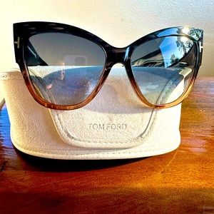 Tom Ford sunglasses. Anoushka model with gradient lenses.